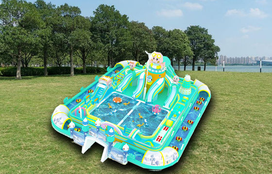 Riesenfarbiger aufblasbarer Wasserpark mit kleinen schwimmenden Spielzeugen