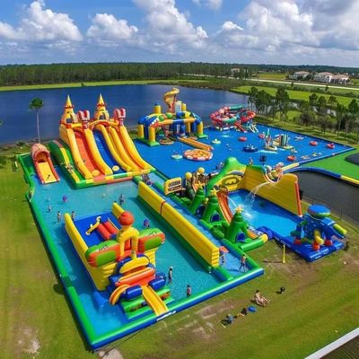 Ein aufblasbarer Wasserpark mit großen Rutschen und schwimmenden Spielzeugen