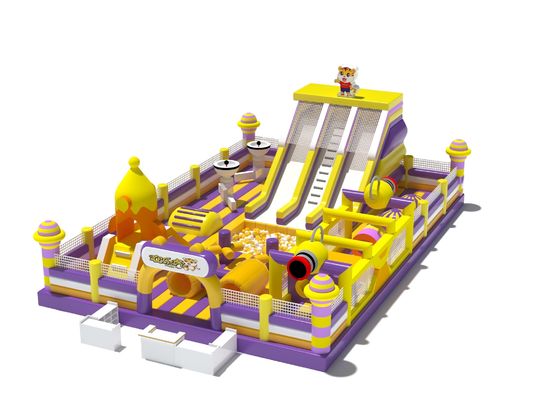 Tiger-Spielplatz mit großen Rutschen und Hindernissen