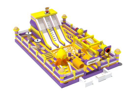 Tiger-Spielplatz mit großen Rutschen und Hindernissen