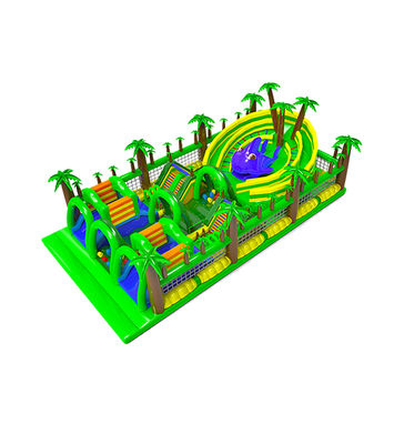 Grünes, aufblasbares, aufgeschmücktes Hindernis