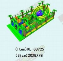 Grünes, aufblasbares, aufgeschmücktes Hindernis