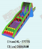 Regenbogenfarbener, lebendiger, aufblasbarer Hindernisparcours für spielerischen Spaß