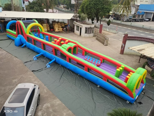 Regenbogenfarbener, lebendiger, aufblasbarer Hindernisparcours für spielerischen Spaß